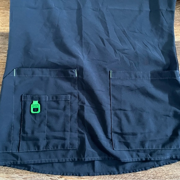 Carhartt womens Cross-flex Media Scrub Top XS - Picture 9 of 14